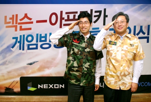 넥슨 민용재 사업이사(좌)와 나우콤 김욱 상무이사(우)
