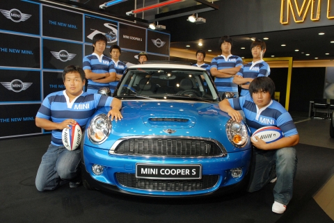 MINI 강남 전시장 앞에서부터 이어진 S글자를 따라 뉴 MINI쿠퍼 S를 찾아온 근육질의 럭비 선수들과 강력하고 새롭게 변신한 뉴 MINI 쿠퍼 S의 모습. 