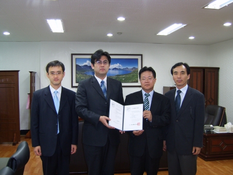 인증서 수여식(우측에서 두번째가 장관을 대신하여 인증서를 수여한 정보통신부 전파연구소 김치동소장, 좌측에서 두번째가 카이시스 김형백 대표이사)