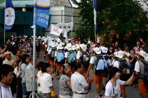 가족과 만남의 시간을 갖고 있는 2006 문화원정대