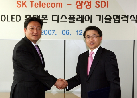 SK텔레콤과 삼성SDI는 고화질의 위성 DMB및 동영상 콘텐츠 제공을 위해 SK텔레콤의 휴대폰 화면에 삼성SDI의 AMOLED를 채용하는 기술협력 양해각서(MOU)를 12일 체결했