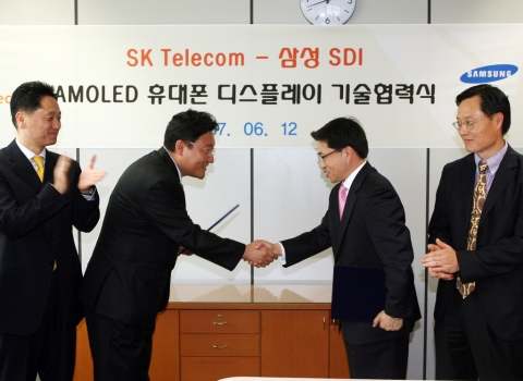 SK텔레콤과 삼성SDI는 고화질의 위성 DMB및 동영상 콘텐츠 제공을 위해 SK텔레콤의 휴대폰 화면에 삼성SDI의 AMOLED를 채용하는 기술협력 양해각서(MOU)를 12일 체결했