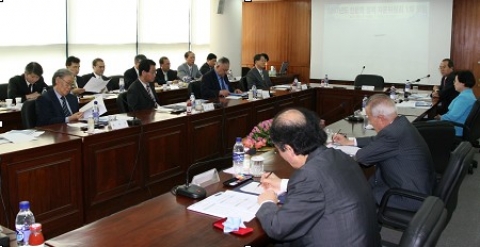 자문위원들이 2007 인문학진흥사업 향후 지원방향에 대해 논의하고 있다. (왼쪽 앞줄부터 시계방향으로 윤사순 교수, 유기홍 의원, 신용하 교수, 노재석 수석전문위원, 허상만 재단 