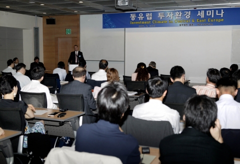 대한상공회의소는 법무법인 율촌과 공동으로 13일 상의회관에서 동유럽 주요국 상무관등이 참석한 가운데 ‘동유럽 투자환경 세미나’를 개최했다.