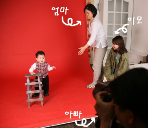 아빠는 찍어주고, 엄마와 이모는 웃겨주고… 가족끼리 사진 촬영을 할 수 있는 셀프 스튜디오를 이용하면 편안한 분위기 속에서 아이의 자연스러운 표정을 사진으로 남길 수 있다.