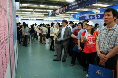 13일 대치동 섬유센터에서 열린 ‘2007 의류∙봉제산업 채용박람회’를 방문한 구직자들이 채용공고 게시판을 꼼꼼히 살펴보고 있다.
