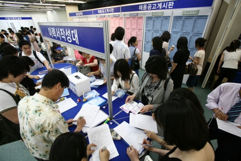 13일 대치동 섬유센터에서 열린 ‘2007 의류∙봉제산업 채용박람회’를 방문한 구직자들이 이력서를 작성하고 있다.