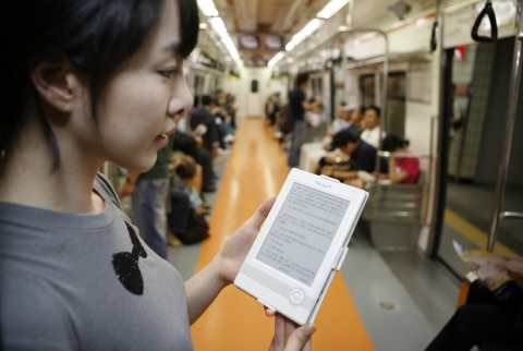 전자종이(e-Paper)를 사용한 국내 최초의 e-Book 전용단말기 ‘NUUT(누트)’