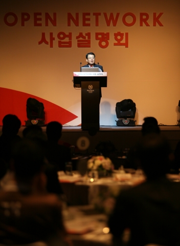 SK텔레콤 이방형 MNO총괄 부사장이 망개방 사업 설명회에서 환영사를 발표하고 있다.