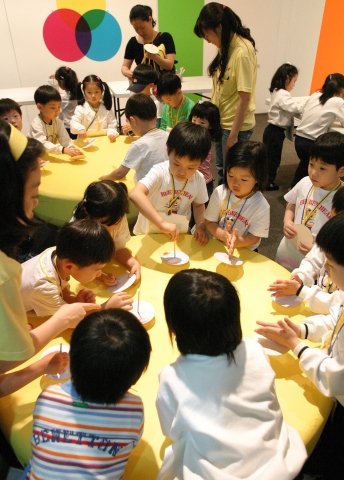 세종문화회관에서 열리고 있는 &lt;알록달록빛깔체험전&gt; 에서 즐거운 체험을 하고 있는 아이들.