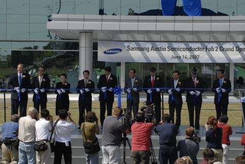 삼성전자는 14일(美 현지기준) 미국 오스틴에 위치한 반도체 생산단지 (SAS: Samsung Austin Semiconductor) 에서 300mm 웨이퍼 생산라인인 제2라인(S