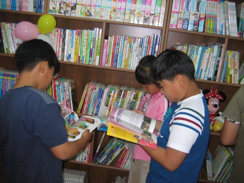 여수 개도마을 어린이들이 도서관에서 즐겁게 책을 보고 있다