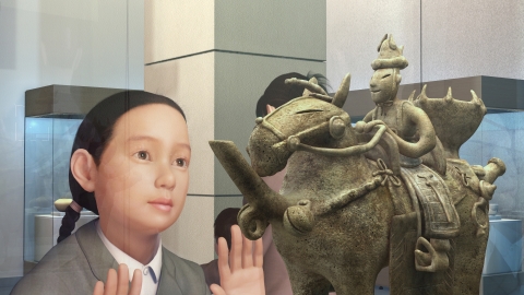 현생(경주박물관)에서 재회한 차차(기마인물상)와 유지(여주인공)