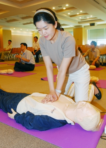 아시아나항공 공항 및 정비분야의 현장직원들이 강서구 오쇠동 아시아나항공 본사에서 성수기를 앞두고 응급환자의  생명을 소생시키는 심폐소생술 교육을 받고 있다
