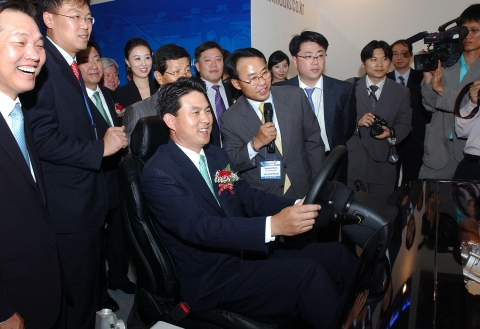 현대 모비스 MDPS(Motor-Driven Power Steering : 전동식 조향장치) 시뮬레이션을 경험하는 김태호 경상남도지사 및 개막주요인사.