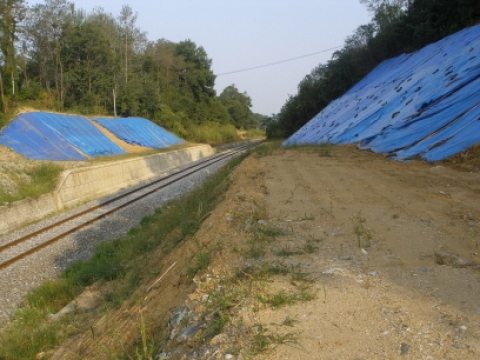 지난해 수해로 인해 무너져 내린 도라산역 인근 경의선철도 위 생태다리 붕괴후 모습