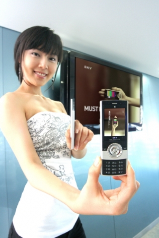 스카이는 1cm가 되지 않지 않도록 두께를 획기적으로 줄인 9.9mm ‘스키니TV IM-S230’을 이번 주 본격 출시한다.
