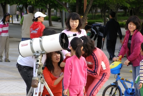 최근 동명대학교가 해운대 대천공원에서 펼쳤던 가족별자리교실 장면