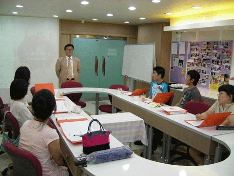 (주)미래를여는교육 이은화 사장님께서 교육원 소개를 하고있다.