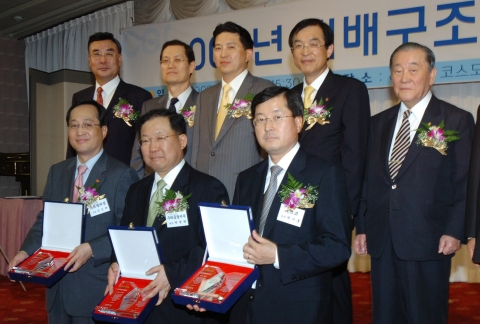 앞줄 왼쪽부터 김신배 SK텔레콤 사장 박병원 우리금융지주 회장 박기홍 포스코 상무. 뒷줄 왼쪽부터 윤태순 자산운용협회 회장 남상구 기업지배구조센타 원장 임영록 재정경제부 정책홍보관리실장 이영탁 증권선물거래소 이사장 박승복 상장회사협의회 회장