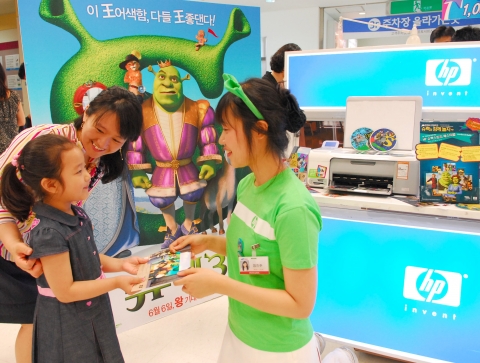 한국 HP가 동대문 홈플러스에서 진행한 <HP 슈렉 스토리 페스티벌>. 한 어린이가 현장에서 슈렉과 함께 찍은 사진을 받아보며 즐거워하고 있다.