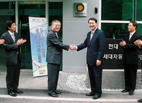 현대·기아자동차가 산학 협력 증진을 위해 서울대 차세대자동차연구센터(AARC)에서 산학 협력 공동연구 협정식 및 현판식을 가졌다.  악수하고 있는 왼쪽이 서울대 정밀기계 연구소장 유정열 교수, 오른쪽은 현대·기아차 연구개발총괄본부장 이현순 사장.