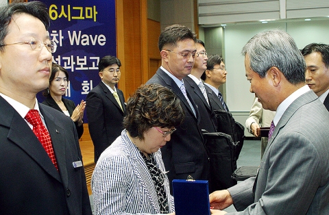 블랙벨트, 그린벨트  선정직원 인증수여식 모습 (우측 수여자가 신상훈 은행장)