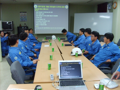 포항제철소 제강부는 자율적이며 선진화된 안전활동을 위해 25일부터 “안전 도우미” 제도를 반단위까지 확대하여 운영하기로 했다.