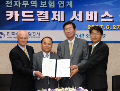 좌측부터 외환은행 카드사업부문 케빈 니본 총괄대표, KOTRA 홍기화 사장, 수출보험공사 조환익 사장, 사이버패스 류창완 사장