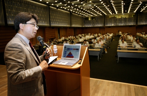 대한상공회의소가 27일 상의회관에서 개최한 '전략적 공급망 관리를 위한 SCM 컨퍼런스'에서 홍석진 인천대 교수가 주제발표를 하고 있다.