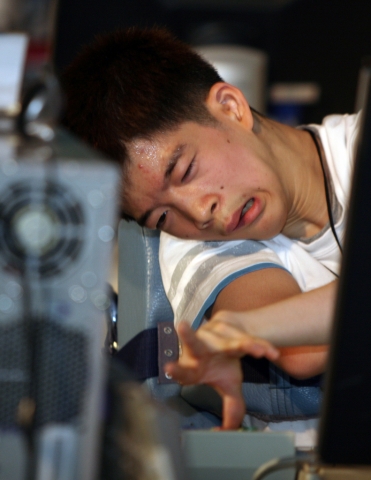 대회에 참가한 장애청소년들이 문제를 풀고 있다