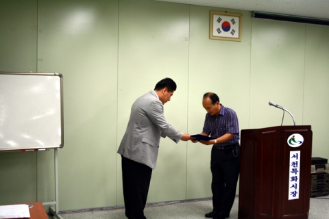 감사장을 전달하는 김영훈대표