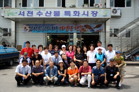 시장입구에서 단체사진
