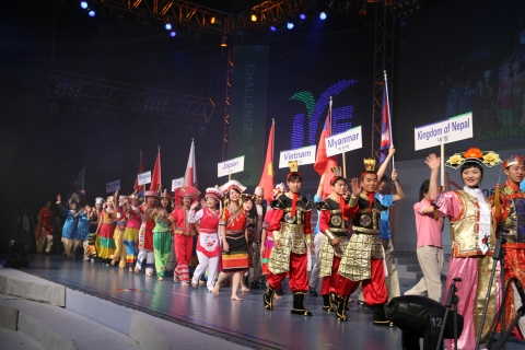 2006 World Camp 개막식에 입장하는 각국 참가자들(아시아 대륙)