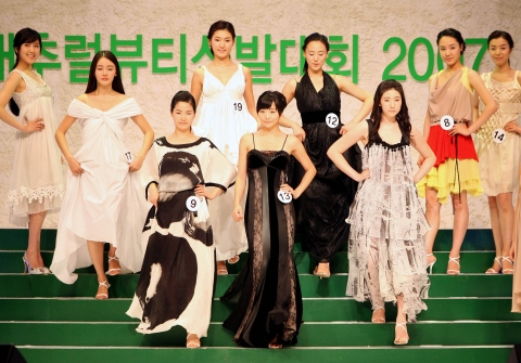 더페이스샵이 주최한 ‘내추럴뷰티선발대회 2007’의 후보자들이 29일 서울 코엑스 오디토리움에서 열린 최종 결선대회에서 디자이너 이상봉 패션쇼를 펼치고 있다. 패션쇼는 내추럴뷰티(자연미인)를 주제로 열렸으며, 후보자들은 아름다운 의상에 맞춰 자연스러우면서도 우아한 매력을 뽐내 관객들로부터 뜨거운 박수를 받았다.
