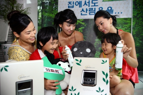 중외제약은 장마철을 맞아 아토피나 새집증후군 완화에 효과적인 친환경 방향기 “중외 피톤케어 휘산기”를 출시했다. 이 제품은 국내산 편백나무에서 추출한 ‘피톤치드’ 성분만을 사용한 친환경 제품으로 실내에 설치하면 삼림욕 효과를 누릴 수 있다.