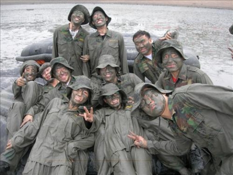 지난 4월 입법고시에 합격한 국회사무처 신임사무관 20여명이 '해병대캠프'에 입소하여 갯벌훈련중 다양한 포즈의 표정