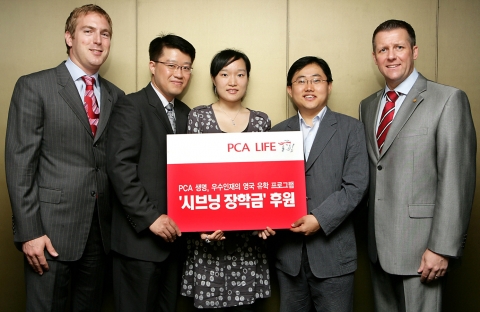 우로부터 PCA생명 빌 라일 대표이사, 정영선 씨, 한윤희 씨, 황인선 씨, 주한영국대사관 톰 워릭 정치공보관