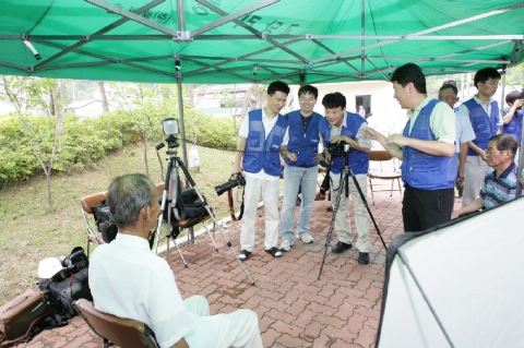 자매결연을 맺은 농촌마을 (용인시 원삼면)을 찾은 삼성전자 반도체총괄 전문봉사팀이 이발, 효도사진 촬영 등 각자 특기를 살린 전문 봉사 활동 중인 모습.