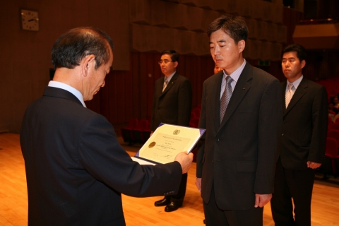 이철 코레일 사장이 2일 세계안전기구(WSO: World Safety Organization) 인증 국제철도안전전문가 자격증을 획득한 직원들에게 자격증을 전달하고 있다.