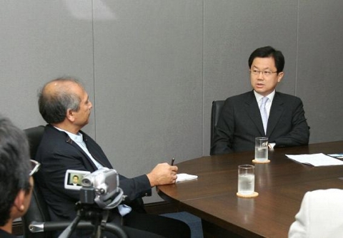 한국을 방문한 인도네시아 안타라 통신사 기자단이 이경하 사장과의 인터뷰를 통해 Non-PVC 수액의 노하우와 기술력에 대해 취재하고 있다.