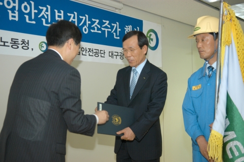 포철산기 최규성 사장이 국무총리상을 수상하는 모습