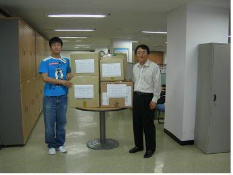 한국환경자원공사 서울지사 직원들이 내 놓은 물품을 ‘아름다운 가게’에 기증하고 있다