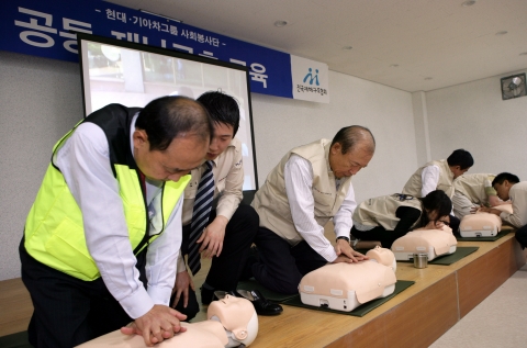 현대ㆍ기아차그룹이 5일 그룹 사회봉사단을 소집해 전국재해구호협회 파주교육장에서 재난 극복 능력 증진의 일환으로 심폐소생술 교육을 실시하고 있다.사진 왼쪽부터 최학래 전국재해구호협회장, 유홍종 현대차그룹 사회봉사단장.