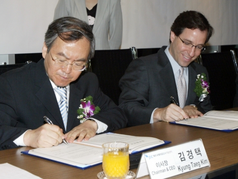 제주 JDC 홍보관에서 리처드 웨커 외환은행장과 JDC 김경택 이사장이 업무협약을 체결하였다.