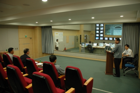 류소현 경기도제2소방재난본부장이 지난4일 서울외곽고속도로의 노고2터널을 방문해 관계자로부터 터널안전관리대응계획을 청취하고 있다.