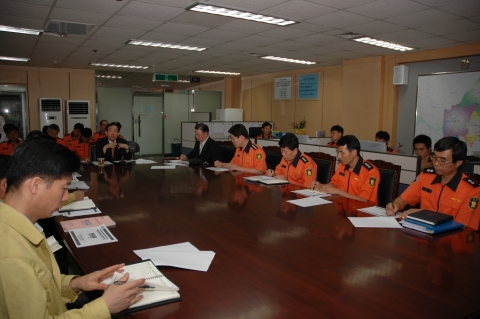 서효원 행정2부지사가 경기도제2소방재난본부를 방문해 지난1일부터 운영중인 ‘재난종합상황실’의 운영상황을 점검하고 있다