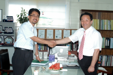 천안연암대학교 산학협력단 채상헌 교수(좌)와 논산 참후레쉬영농조합 박형규 조합장(우)이 협약을 체결한 후 악수를 나누고 있다.