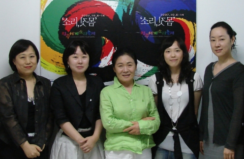 판소리창작합창곡 및 아카펠라 수상자들 (왼쪽부터) 김미림, 강태숙, 안숙선 조직위원장, 정한경, 김애리