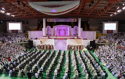 총 186개국의 1천7백여쌍의 선남선녀가 참가한 예식의 전경
